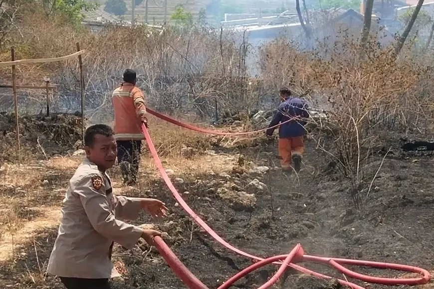 Polisi Gresik Berjibaku Bantu Damkar Dan Warga Padamkan Api Di Lahan Kosong Suara Jatim Post 4344