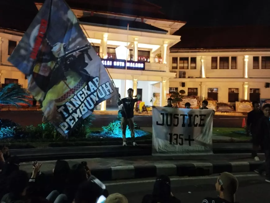 Arema Kampus dan Aremania Kecil Gelar Aksi Peringatan Tragedi Kanjuruhan Di Depan Balai Kota Malang