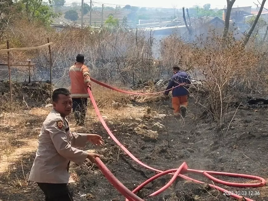 Polisi Gresik Berjibaku Bantu Damkar dan Warga Padamkan Api di Lahan Kosong