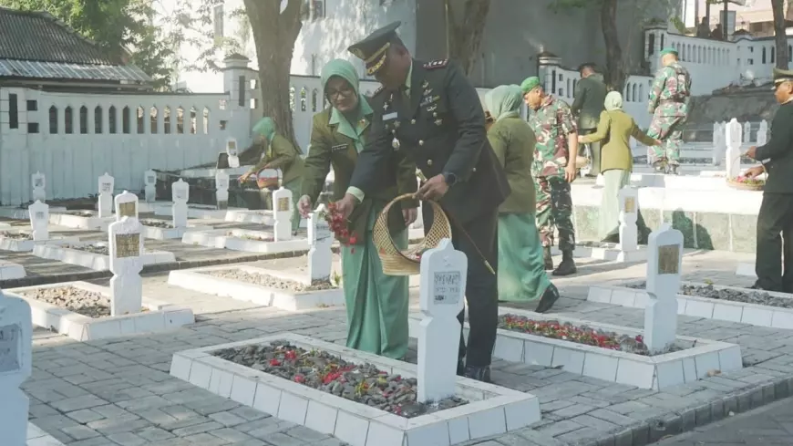 HUT ke-78, Keluarga Besar TNI Tabur Bunga di Taman Makam Pahlawan Gresik