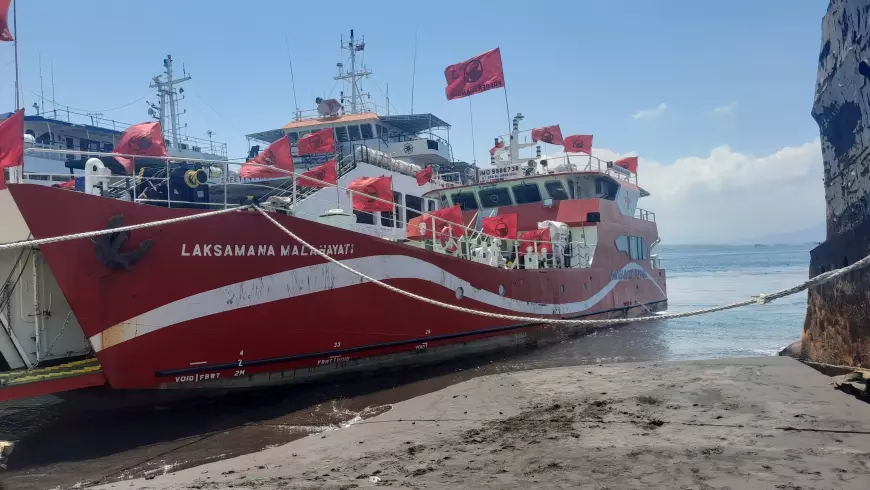 Ratusan Warga Banyuwangi Berobat di Kapal RS Terapung Laksamana Malahayati