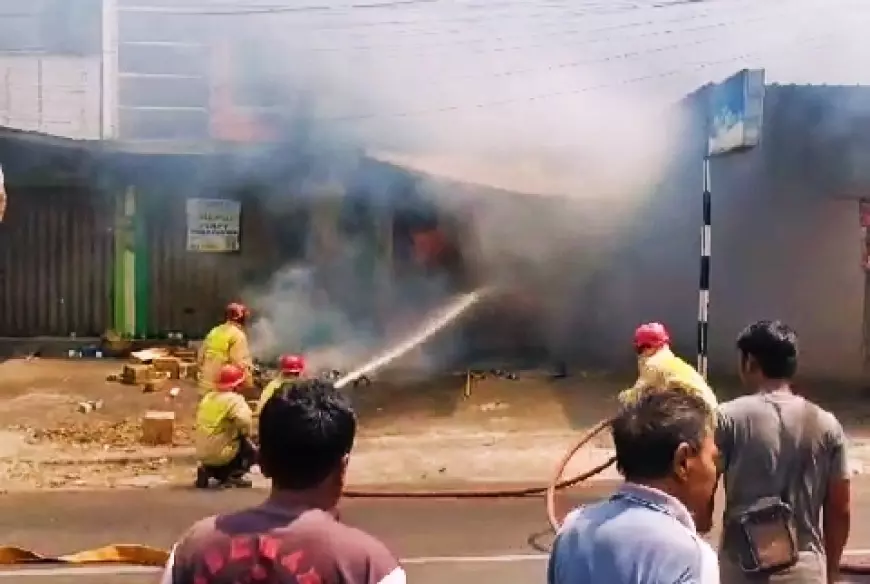 Gudang Alat Listrik Terbakar, Tiga Damkar Dikerahkan Padamkan Api