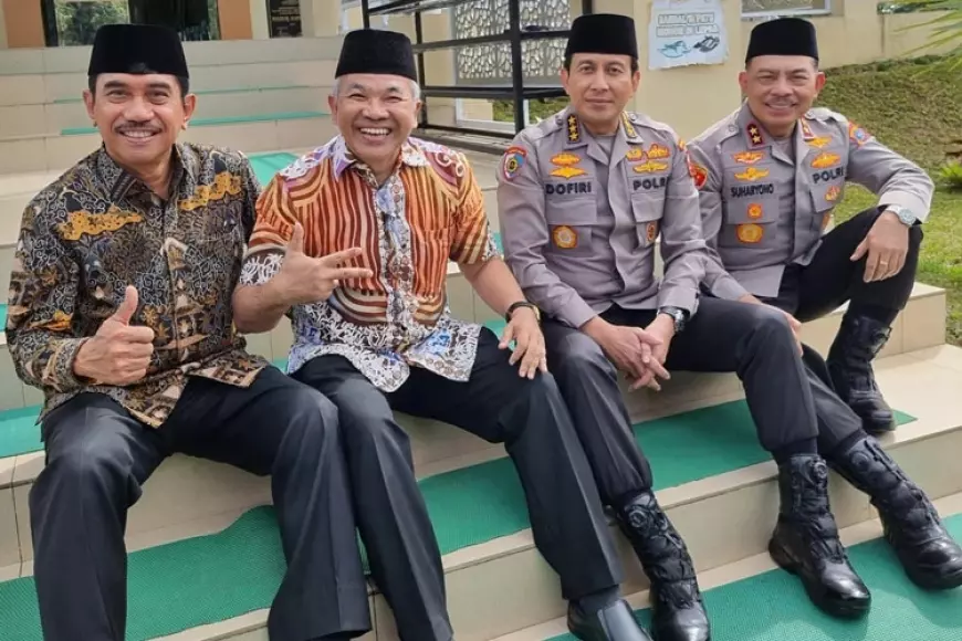 Dr Aqua Dwipayana bersama tiga jenderal polisi yang merupakan teman akrabnya. Mereka adalah mantan Kabareskrim Polri Komjen Pol Purn Suhardi Alius (kiri), Irwasum Polri Komjen Pol Ahmad Dofiri (dua dari kanan), dan Kapolda Sumatera Barat Irjen Pol Suharyono.