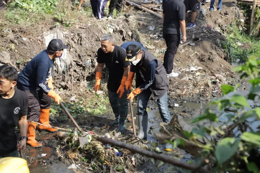 Kolaborasi Pegiat Lingkungan, Pj Wali Kota Malang Bantu Bersihkan Sampah di Sungai