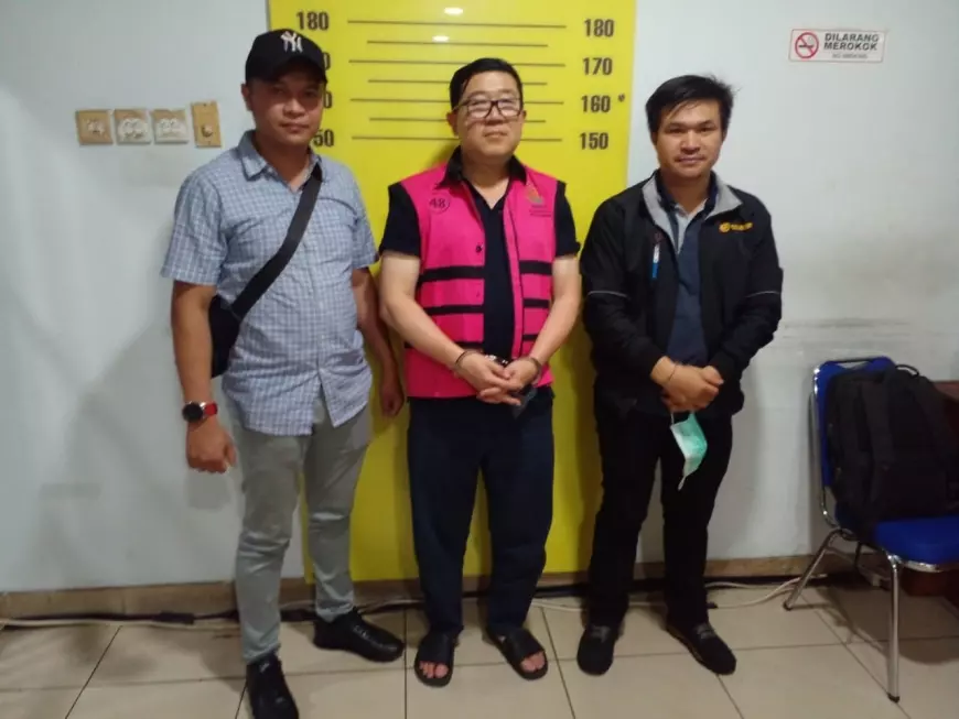 Tersangka Korupsi BTS Kominfo Langsung Dibawa ke Kejagung Usai Ditangkap dan Diperiksa di Surabaya