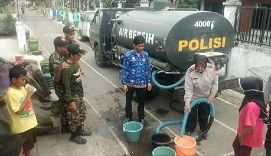 Kekeringan di Kabupaten Malang Makin Meluas, Polres Malang Bantu Distribusikan Air Bersih