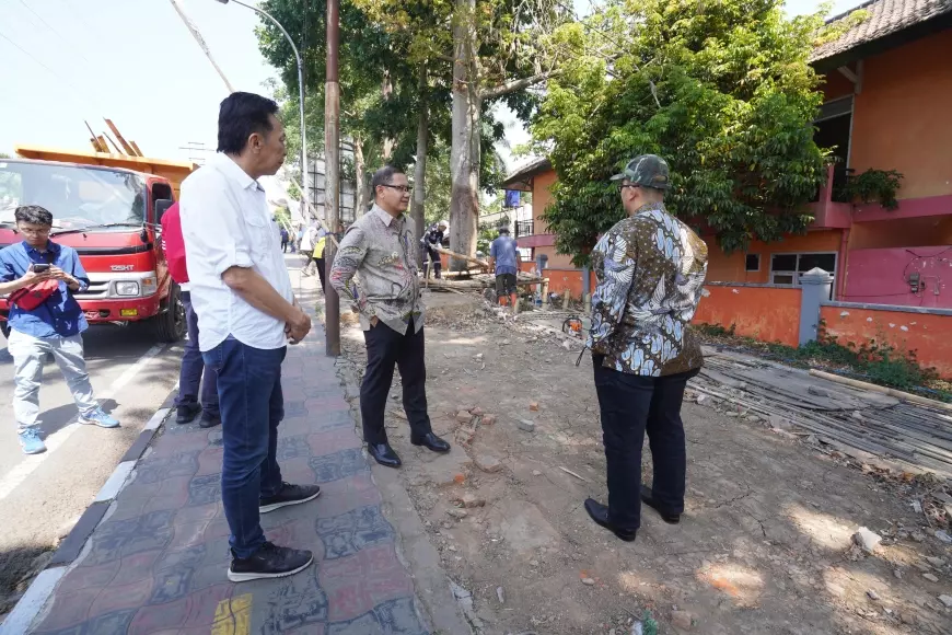 Pj Wali Kota Batu Gotong Royong Bersihkan Lapak Bekas Pedagang Pasar Relokasi