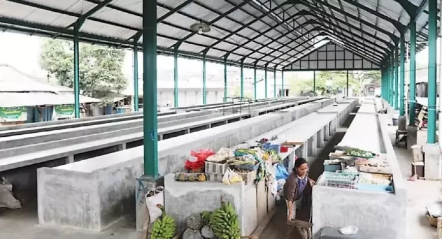 Revitalisasi Pasar Kedungkandang Mangkrak, Para Pedagang Pilih Jualan di Tepi Jalan