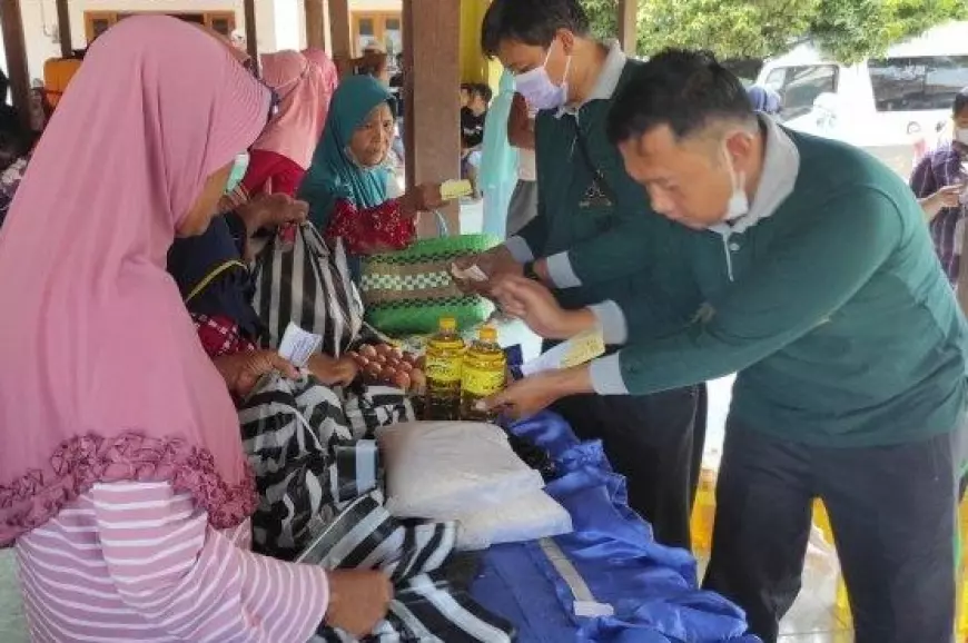 Ratusan Emak-Emak Serbu Operasi Pasar Murah Kabupaten Madiun