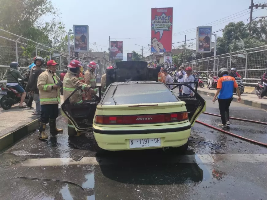 Diduga Overheat, Mobil Sedan Dilahap Si Jago Merah
