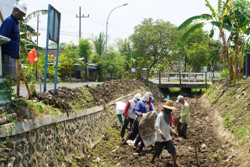 Antisipasi Banjir, SIG Pabrik Tuban Lakukan Normalisasi Saluran Drainase