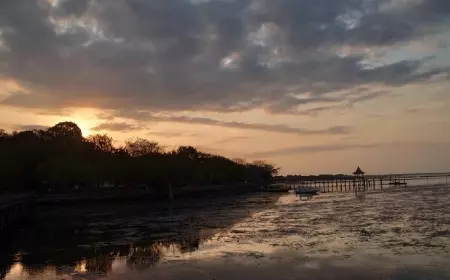 Tak Kalah Seru, Begini Indahnya Panorama Sunset di Pantai Bentar Probolinggo