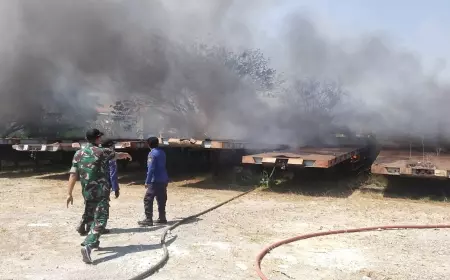 Puluhan Bangkai Truk di Gresik Terbakar, Warga Kaget Dengar Ledakan Berkali-kali