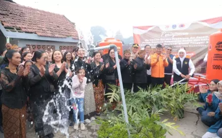 Sempat Rusak Karena Kebakaran, Khofifah Pastikan Pipa Saluran Air Bisa Dinikmati Kembali Warga Bromo
