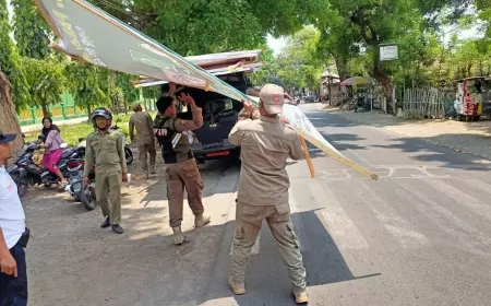 Tetap Membandel, APK Diturunkan Satpol PP dan Bawaslu