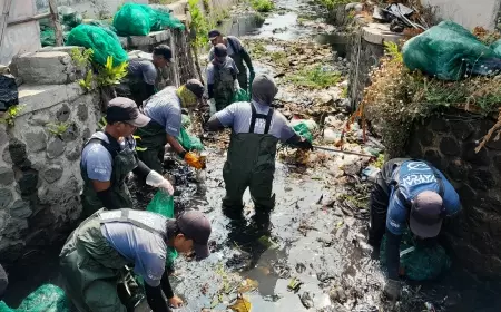 Tim Sungai Watch Banyuwangi Bersihkan 1 Ton Sampah di Sungai Karangrejo, Pasang 3 Barier untuk Cegah Pencemaran