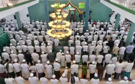 Solidaritas untuk Palestina, Ribuan Warga Banyuwangi Gelar Salat Ghaib
