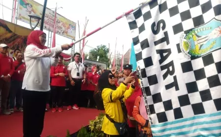 Gubernur Khofifah Berangkatkan Ribuan Peserta Jalan Sehat di Bakorwil Bojonegoro