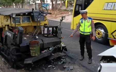Mengantuk, Mobil Ditumpangi Sekeluarga di Banyuwangi Tabrak Ashpal Finisher