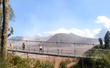 Nyaris Rampung, Wisatawan tak Sabar Nikmati Jembatan Kaca Bromo