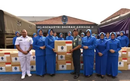 TNI AL-Jalasenastri  Salurkan Bantuan Peduli Gaza Lewat KRI-990 dan Kapal Bantu Rumah Sakit ke Palestina