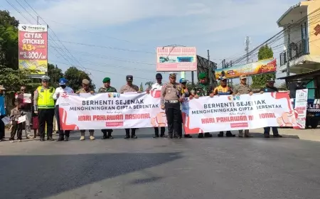 Hari Pahlawan Nasional, Polisi Lalu Lintas Probolinggo Ajak Pengendara Mengheningkan Cipta