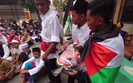 Aksi Bela Palestina di Hari Pahlawan, Ratusan Siswa SMP di Gresik Gelar Teatrikal dan Bagi-bagi Semangka