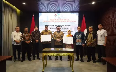 Serahkan Dana Hibah Pilkada 2024, Mas Dhito Berharap Terjadi Peningkatan Partisipasi Masyarakat