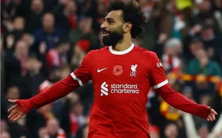 Di Anfield, Gol  Kembar Salah Cetak Sejarah