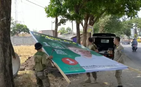 Masuk Masa Larangan Kampanye, Satpol PP ‘Bereskan’ APK Caleg