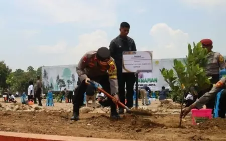 Kapolri dan Menko PMK Tanam 10 Juta Pohon di Madiun