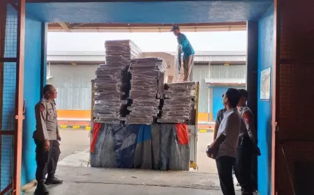 Bawaslu Ngawi Sambut dan Awasi Kedatangan Logistik Pemilu Tahap Satu