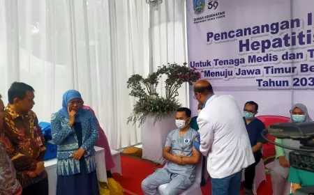 Khofifah Canangkan Imunisasi Hepatitis B di Hari Kesehatan ke 59 Jatim