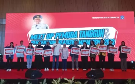 Pemkot Surabaya Salurkan Beasiswa Pemuda Tangguh untuk Mahasiswa Berprestasi
