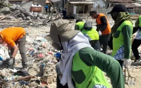 Relawan Gabungan Bersihkan Sampah di Pesisir Pantai Pulau Gili Ketapang