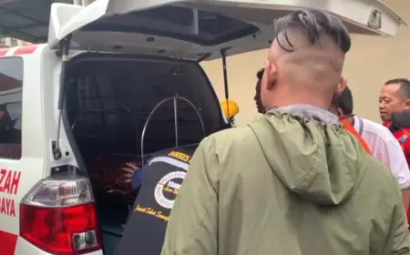 Ambulans Pemkot Surabaya Jemput Jenazah Korban Laka Kereta Probowangi