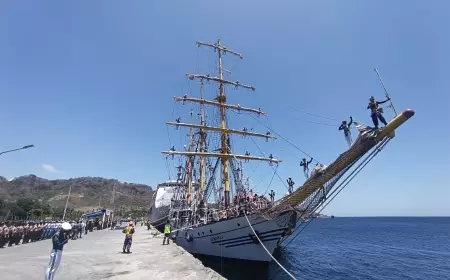 KRI Dewaruci dan KRI Makassar Berlabuh di Banyuwangi
