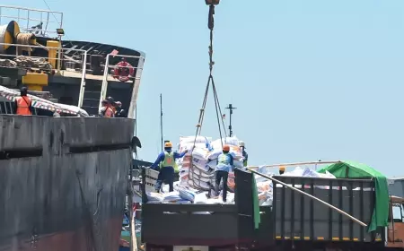 Ribuan Ton Beras dari Vietnam Kembali Tiba di Banyuwangi