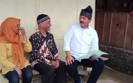 Kementerian ATR/BPN Serahkan Sertifikat Redistribusi ke Desa Sumber Brantas