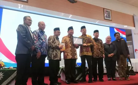 Hadiri Kegiatan Dialog Terbuka Muhammadiyah, Prabowo dapat Tanda Anggota Kehormatan