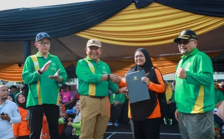 Puncak HKN 59, Bupati Jember Bagikan Ribuan SK Untuk Nakes