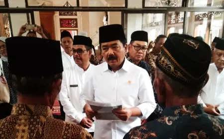 Menteri Agraria Tata Ruang Serahkan Sertifikat Tanah Wakaf Masjid Desa Ampeldento Kabupaten Malang