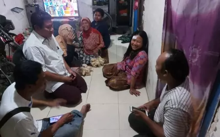 Angin Kencang, Baliho Caleg di Gresik Roboh Timpa Pengendara Motor