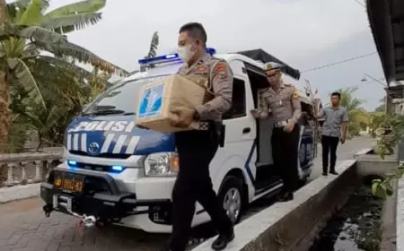 Satlantas Polres Jombang Beri Santunan Korban Kecelakaan