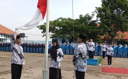 Hari Guru Nasional, Petugas Upacara Dari Pengajar SMAN 1 Taruna Madani Bangil