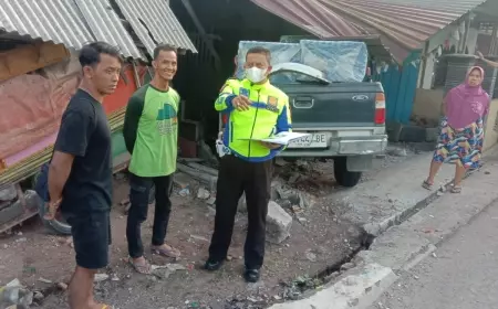 Mengantuk, Sopir Mobil Pikap Tabrak Rumah Di Jombang