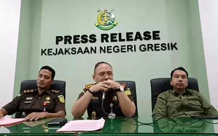 Kepala Diskoperindag Gresik dan Seorang Penyedia Barang Jadi Tersangka Korupsi Hibah UMKM