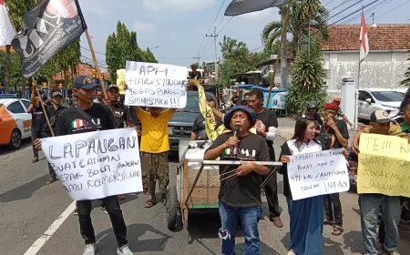 Bawa Gerobak Sampah, Warga Demo Kantor Cabdin Pendidikan Provinsi di Jombang