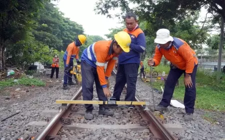 KAI Daop 8 Surabaya Lakukan Perawatan Jalur Rel Jelang Angkutan Nataru 2023/2024
