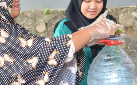 Mahasiswa PIPS UM Buat Eco Enzim Bersama UKM Bhumi dan PKK